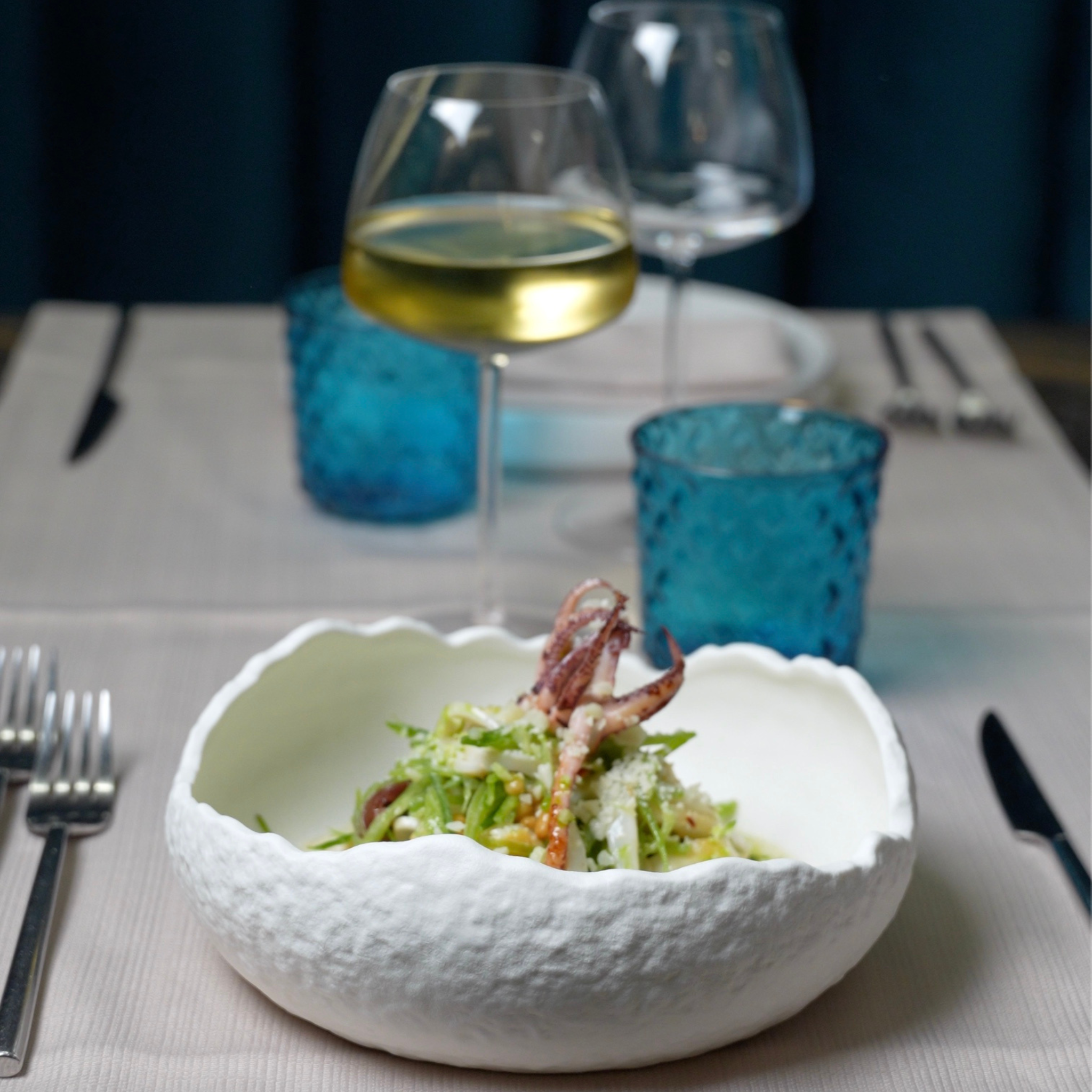 Piatto gourmet di mare servito da Angelina per un’esperienza elegante