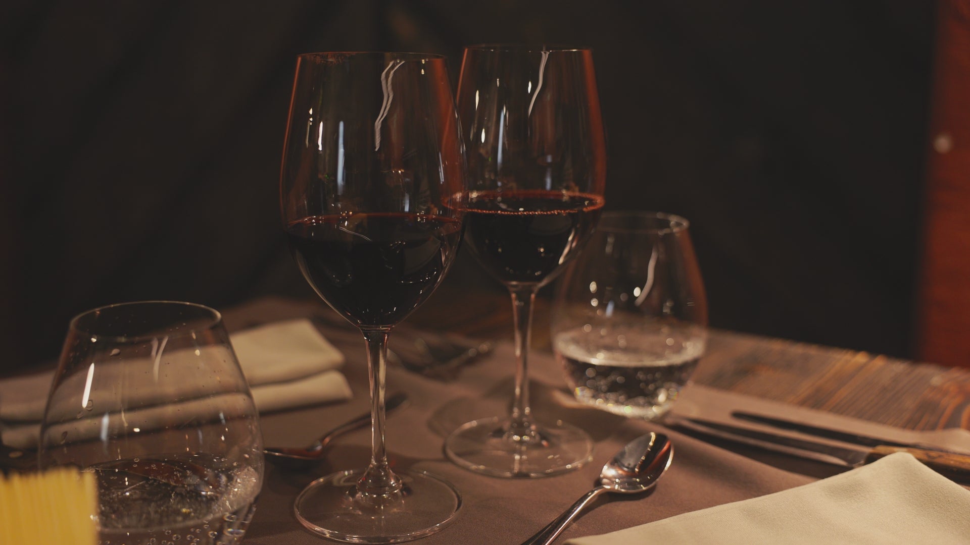 Calici di vino nella sala di Angelina a Nola