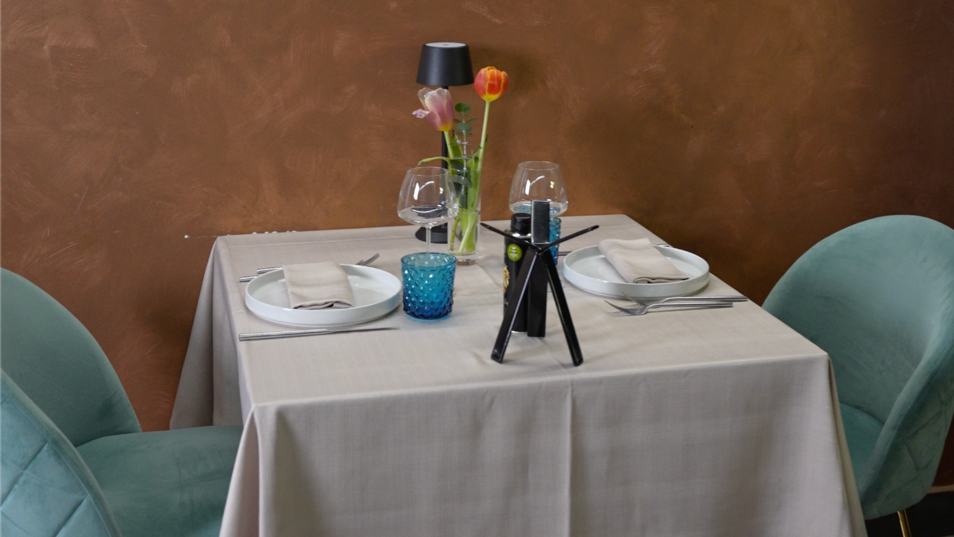 Sala del ristorante Angelina a Nola con tavolo apparecchiato